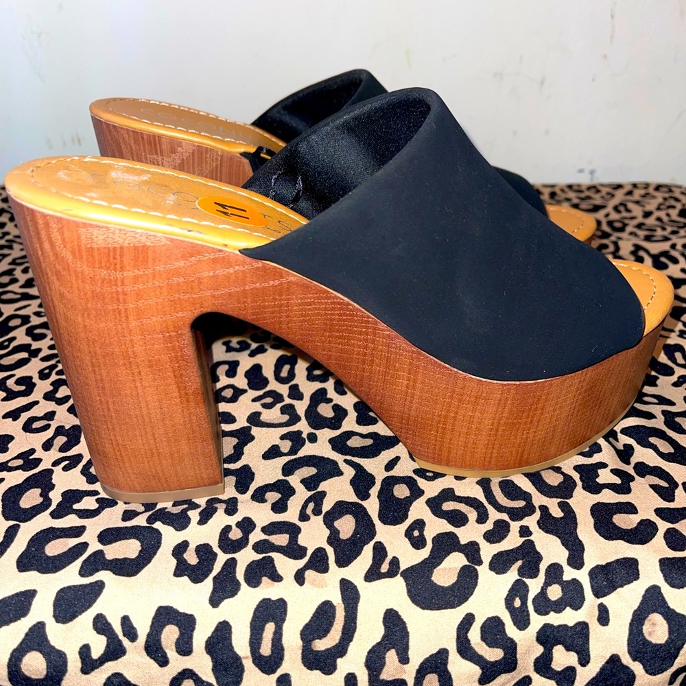 New Never Worn Platform Heel. Make me an offer!!